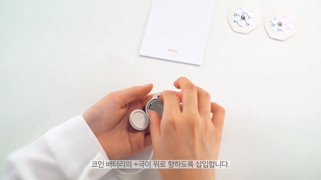 실사 촬영과 3D 그래픽을 결합해 MC100의 기능을 설명하는 의료기기 매뉴얼 영상 장면